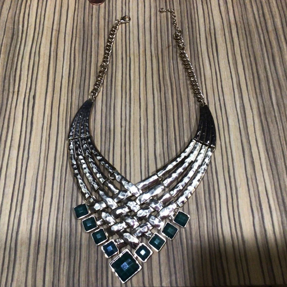 Troy Design, necklace and earring set in gold tone and green - Picture 7 of 7